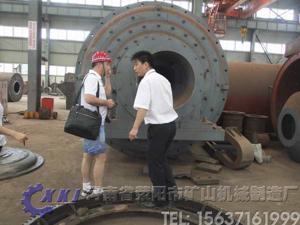 參觀大型球磨機(jī)